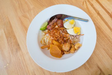 Asya kuru noodle ile garnitür ahşap arka plan üzerinde