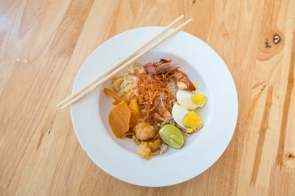 Asya kuru noodle ile garnitür ahşap arka plan üzerinde — Stok fotoğraf