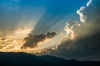 Günbatımı güzel güneş bulut aracılığıyla ile dağın arkasında