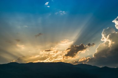 Günbatımı güzel güneş bulut aracılığıyla ile dağın arkasında