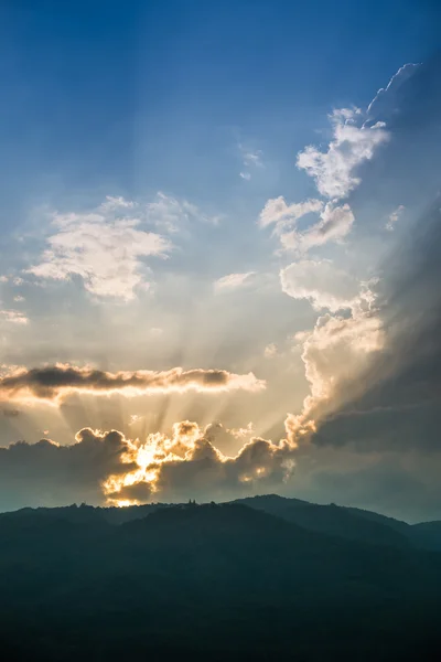 Günbatımı güzel güneş bulut aracılığıyla ile dağın arkasında — Stok fotoğraf