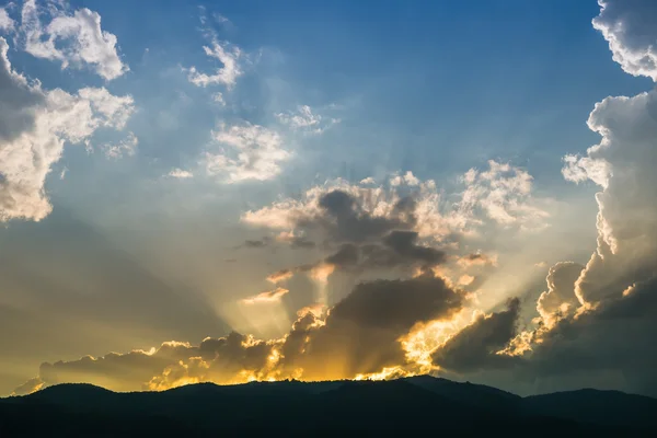 Günbatımı güzel güneş bulut aracılığıyla ile dağın arkasında — Stok fotoğraf