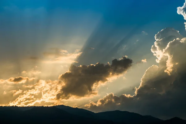 夕阳山与美丽的阳光透过云层背后 — 图库照片