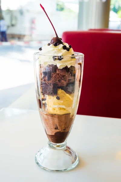 Chocolate sundae in the clear glass cup — Stock Photo, Image