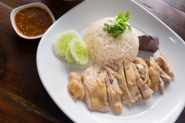 Hainanese tavuklu pilav sos ve çorba ile