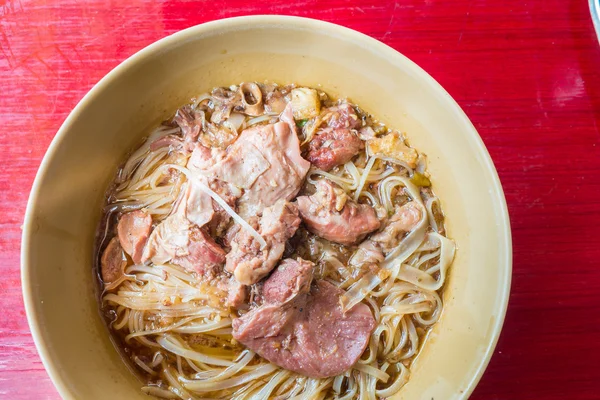 Fideos asiáticos con cerdo estofado en el bowl — Foto de Stock