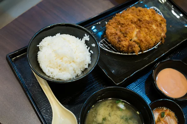 Daging babi goreng dan beras Jepang di bento set — Stok Foto