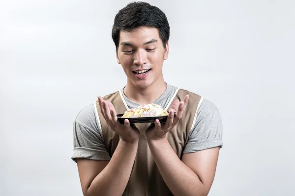 Asian man in apron with spaghetti carbonara — Stock Photo, Image