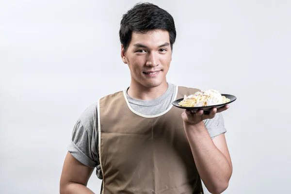 Hombre asiático en delantal con espaguetis carbonara — Foto de Stock