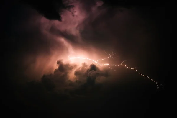 Thunderbolt e tempestade - céu aberto — Fotografia de Stock
