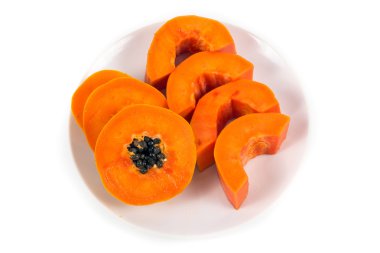 Beyaz tabak içinde izole olgun papaya