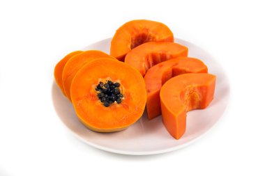 Beyaz tabak içinde izole olgun papaya