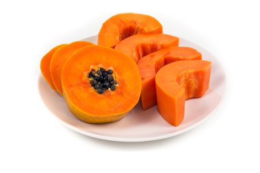 Beyaz tabak içinde izole olgun papaya
