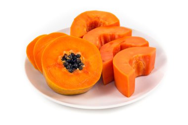 Beyaz tabak içinde izole olgun papaya