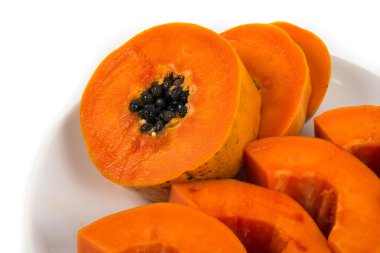 Beyaz tabak içinde izole olgun papaya
