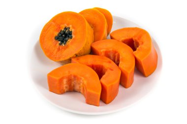 Beyaz tabak içinde izole olgun papaya