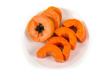 Beyaz tabak içinde izole olgun papaya
