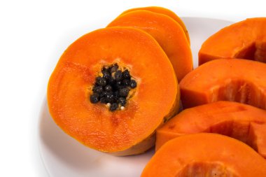 Beyaz tabak içinde izole olgun papaya