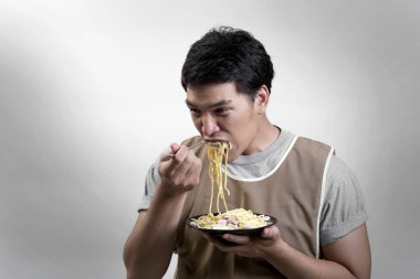 Asya adam eatting spagetti carbonara