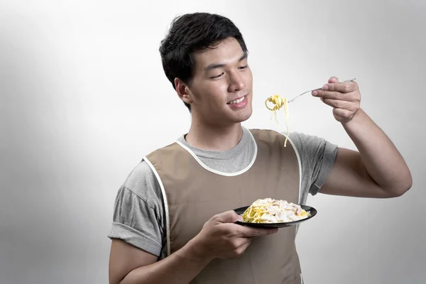 Asian man eatting spaghetti carbonara — Stock Photo, Image
