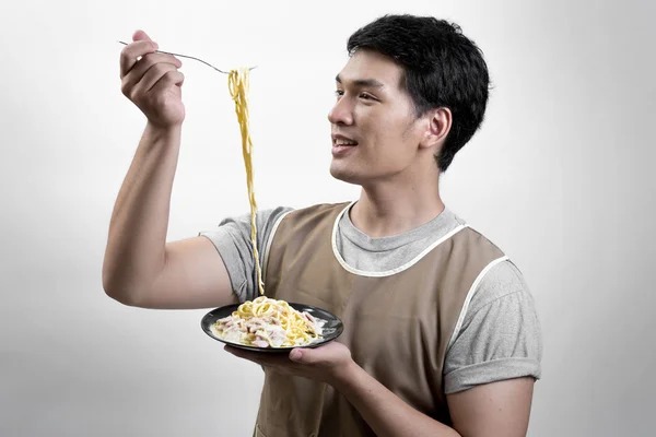 Asian man eatting spaghetti carbonara — Stock Photo, Image