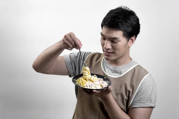 Pria Asia yang makan spaghetti carbonara — Stok Foto