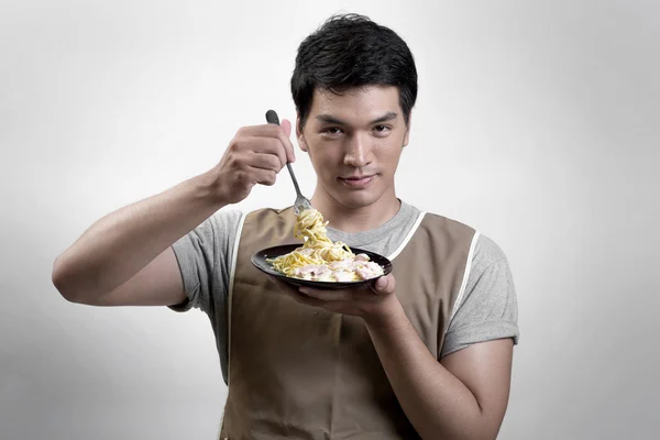 Hombre asiático comiendo espaguetis carbonara — Foto de Stock