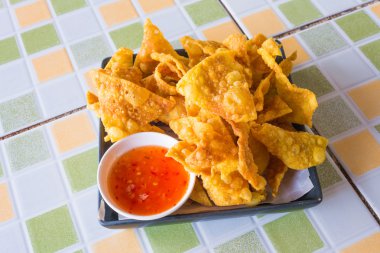 kırmızı biber soslu Kızarmış köfte