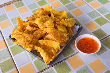 kırmızı biber soslu Kızarmış köfte