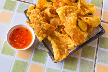 kırmızı biber soslu Kızarmış köfte