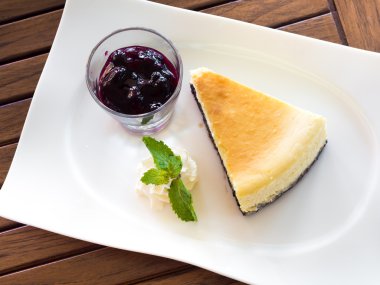 Böğürtlenli reçel ile New york taze peynirli kek