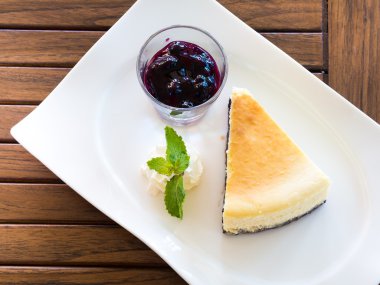 Böğürtlenli reçel ile New york taze peynirli kek