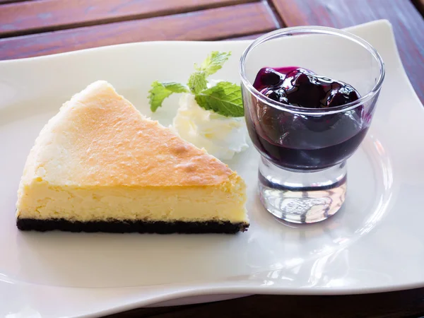 New York Fresh cheesecake with blueberry jam — Stock Photo, Image