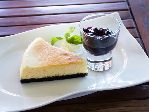 New York Fresh cheesecake with blueberry jam — Stock Photo, Image