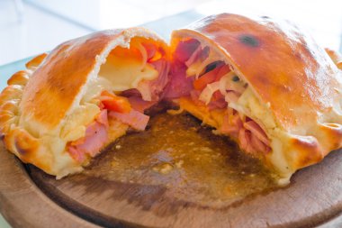 Pizza puf ahşap plaka üzerinde