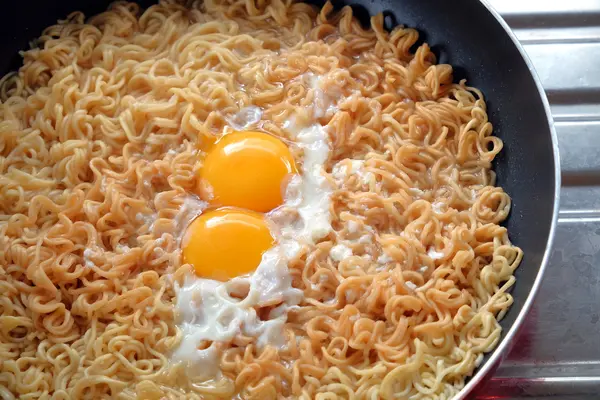 Instant noodle - junk food — Stock Photo, Image