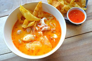 Deniz ürünleri sahnelenen çorba kase - Tayland gıda