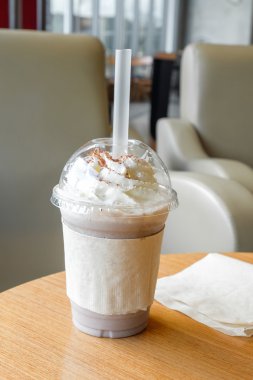 Buz çikolata frappe ve bir bardak krem şanti