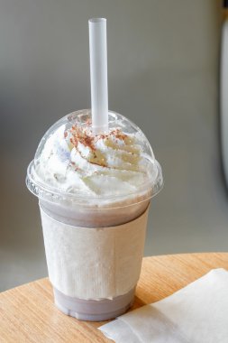 Buz çikolata frappe ve bir bardak krem şanti