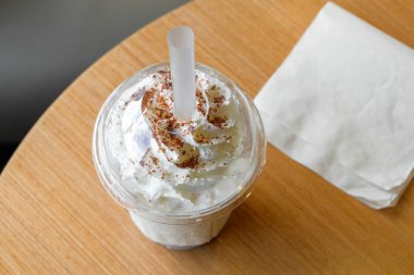 Buz çikolata frappe ve bir bardak krem şanti