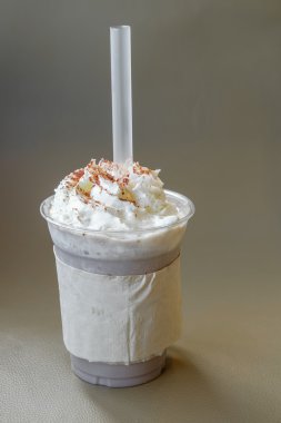 Buz çikolata frappe ve bir bardak krem şanti