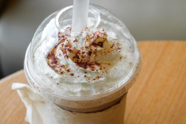 Buz çikolata frappe ve paket servisi olan restoran plastik bardak krem şanti