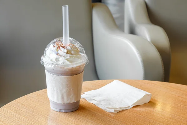 Buz çikolata frappe ve bir bardak krem şanti — Stok fotoğraf