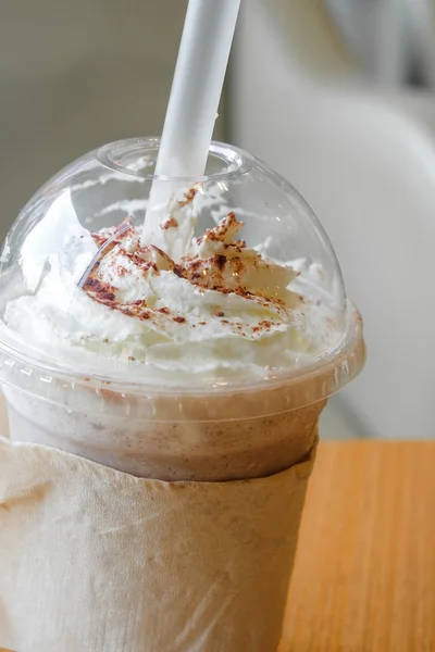 Es coklat frappe dan whipped cream dalam cangkir plastik takeaway — Stok Foto