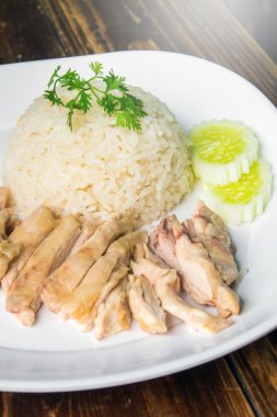 Haşlanmış tavuklu pilav ahşap masa üzerinde hainanese