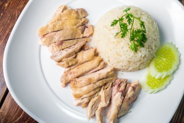 Haşlanmış tavuklu pilav ahşap masa üzerinde hainanese