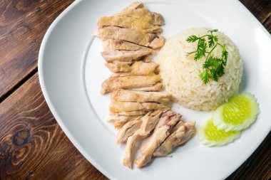 Haşlanmış tavuklu pilav ahşap masa üzerinde hainanese