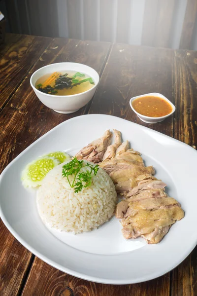Hainanese 삶은 나무 테이블에 치킨 라이스 — 스톡 사진