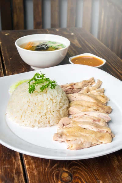 Arroz de pollo hervido hainanés en la mesa de madera — Foto de Stock