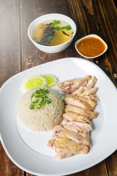 Haşlanmış tavuklu pilav ahşap masa üzerinde hainanese — Stok fotoğraf